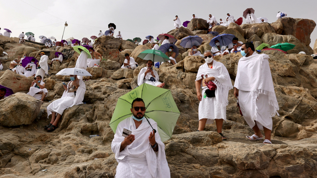 Jemaah haji saat menjalani wukuf di padang Arafah, di luar kota suci Mekah, Arab Saudi, Senin (19/7). Foto: Ahmed Yosri/REUTERS