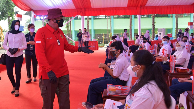 Kepala BIN Jenderal (Purn) Budi Gunawan meninjau vaksinasi pelajar di BSD, Tangerang, Banten. Foto: Dok. Istimewa