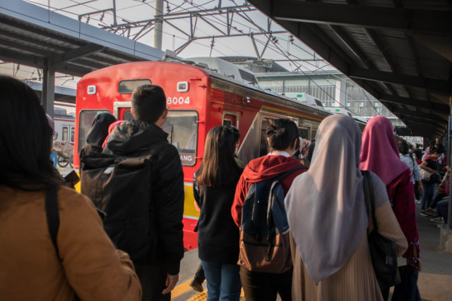 Ilustrasi penumpang KRL Foto: Shutterstock