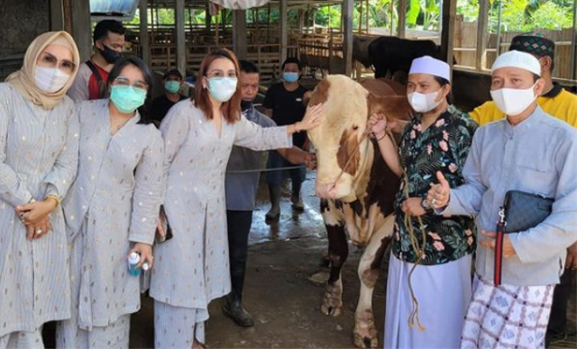 Ayu Ting Ting dan keluarga berkurban di Hari Raya Idul Adha. Foto: Instagram/ayutingting92