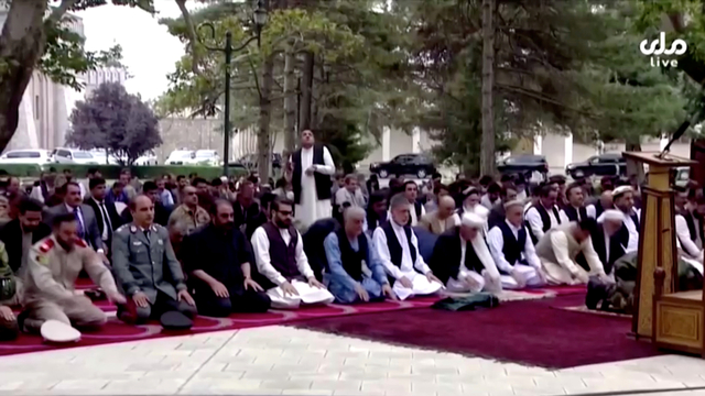 Seorang pria bereaksi terhadap suara ledakan roket yang mendarat di dekat istana kepresidenan, saat salat Idul Adha di Kabul, Afghanistan, Selasa (20/7). Foto: RTA/via REUTERS