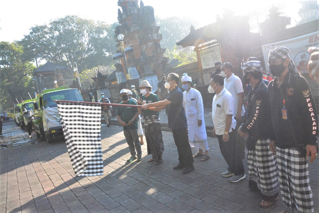 Wali Kota Jaya Negara didampingi komunitas Eco Enzyme Nusantara melepas truk penyemprotan eco enzyme, Selasa (20/7/2021) di areal parkir Pura Agung Jagadnatha - IST