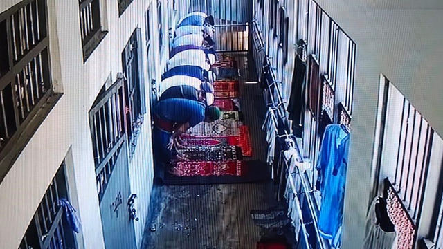 Penghuni Rutan Palu Salat Idul Adha di Depan Kamar Sel. Foto: Istimewa