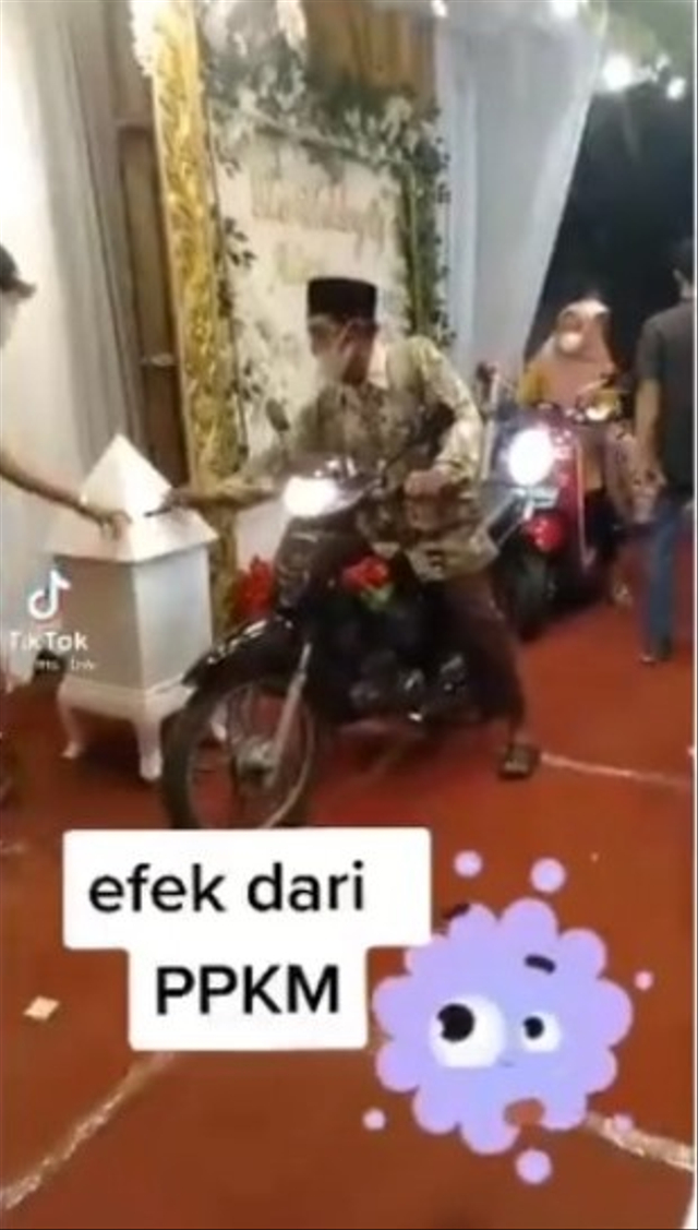 Viral tren terbaru pernikahan drive thru di tengah penerapan PPKM Darurat. (Foto: Instagram/@nenk_update)