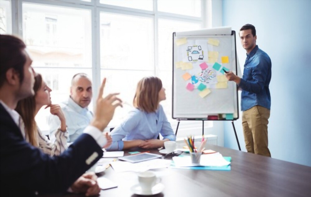 (Ilustrasi sebuah organisasi sedang melakukan rapat (sumber foto: Shutterstock.com))