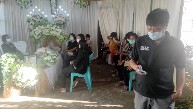 Suasana rumah duka Juita Lidya Tiwa, yang meninggal dunia pada hari ke-19 usai divaksin corona. (foto: febry kodongan/manadobacirita) 