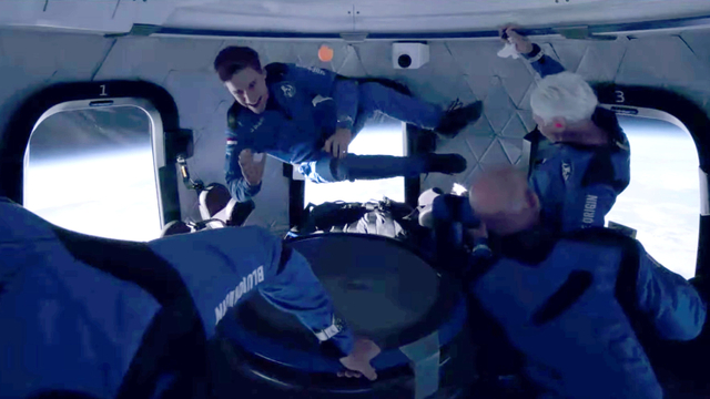 Jeff Bezos bersama tiga anggota awak mengapung tanpa beban di kapsul saat penerbangan suborbital tanpa pilot pertama di dunia dari Situs Peluncuran Blue Origin 1 di Van Horn, Texas, AS. Foto: Blue Origin/via REUTERS
