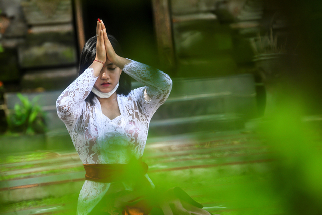 Umat Hindu bersembahyangdi Pura Aditya Jaya, Rawamangun, Jakarta, Sabtu (13/3).  Foto: Muhammad Adimaja/ANTARA FOTO