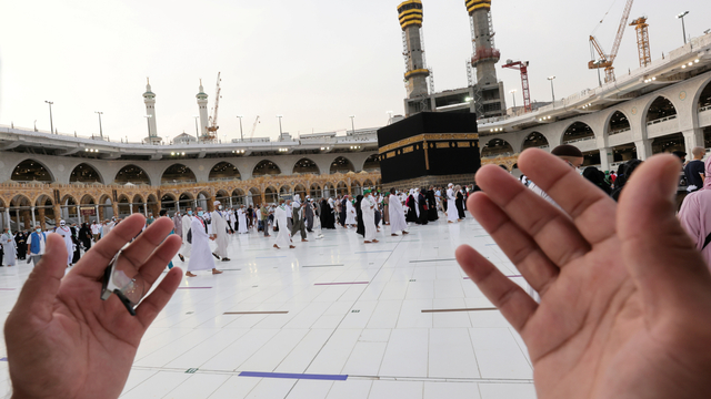 Jemaah menjaga jarak sosial dan mengenakan masker, saat melakukan Tawaf di Masjidil Haram, Mekkah, Arab Saudi, Selasa (20/7). Foto: Ahmed Yosri/REUTERS