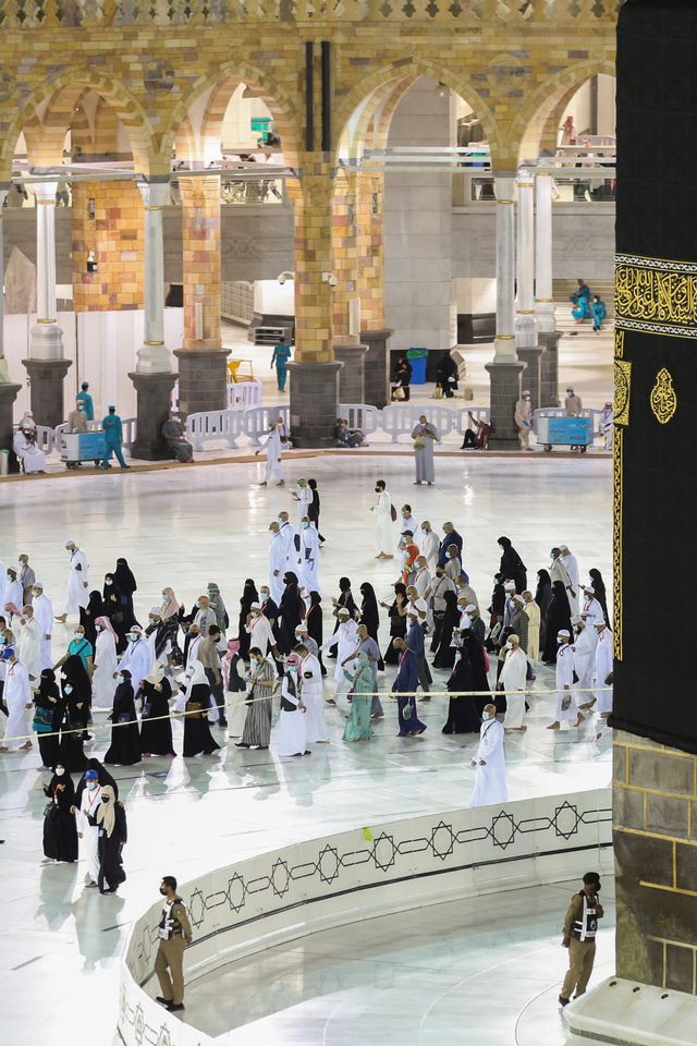 Jemaah menjaga jarak sosial dan mengenakan masker, saat melakukan Tawaf di Masjidil Haram, Makkah, Arab Saudi, Selasa (20/7). Foto: Ahmed Yosri/REUTERS
