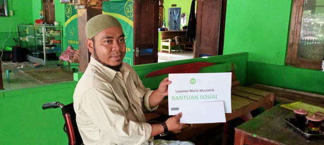 Guru TPQ Difabel, IZI Jateng Bantu Perbaikan Kursi Roda