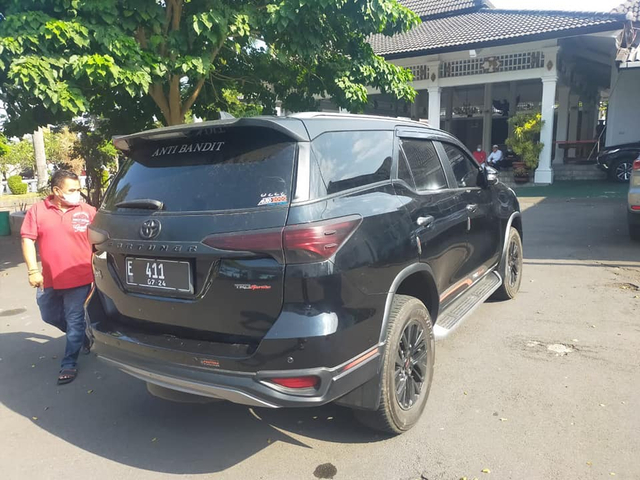 Pengusaha kuliner Ali Action telah menghapus coretan di mobil mewahnya dan menyampaikan permintaan maaf di Pendopo Pemkab Kuningan, Jawa Barat. (Andri)