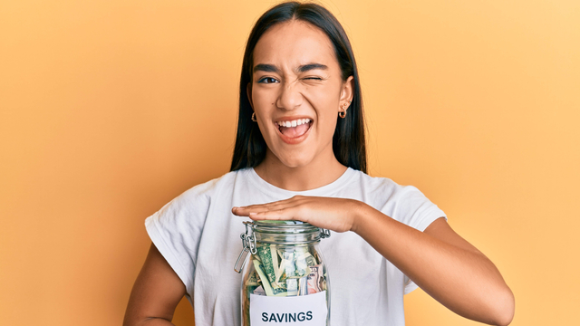 Ilustrasi perempuan menabung. Foto: Shutter Stock