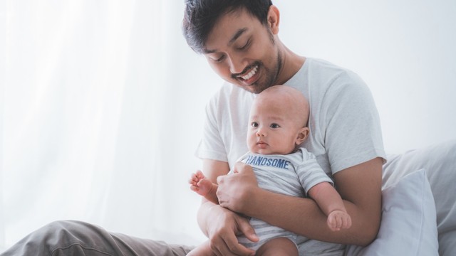 Ilustrasi ayah menggendong bayi. Foto: Shutter Stock