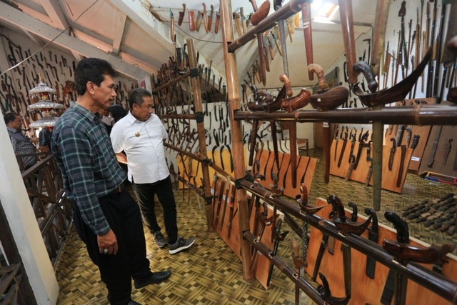 Ilustrasi dari kumpulan senjata tradisional Sulawesi Selatan. Sumber: Prokopim Kota Bandung