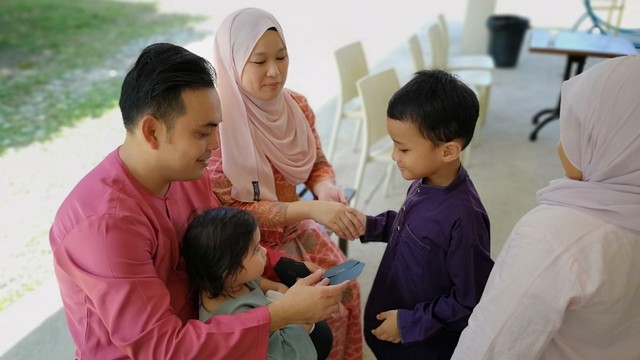 Ilustrasi anak menerima uang lebaran. Foto: Shutter Stock