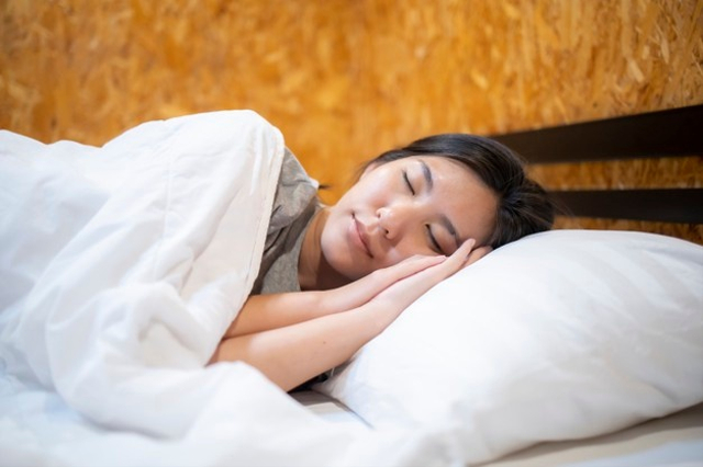Ilustrasi Wanita Tertidur dan Bermimpi. Foto: Freepik