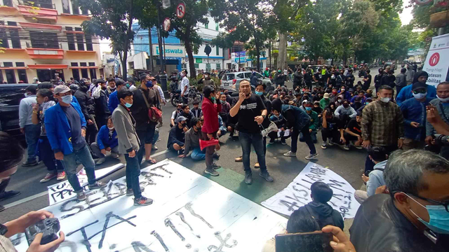Aksi demo mahasiswa hingga pedagang di Balkot Bandung, demo tolak perpanjangan PPKM. Foto: Dok. Istimewa