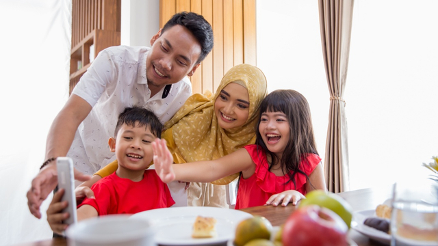 Ilustrasi keluarga merayakan lebaran dengan video call. Foto: Shutter Stock