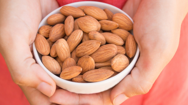Almond untuk meningkatkan produksi ASI. Foto: Shutter Stock
