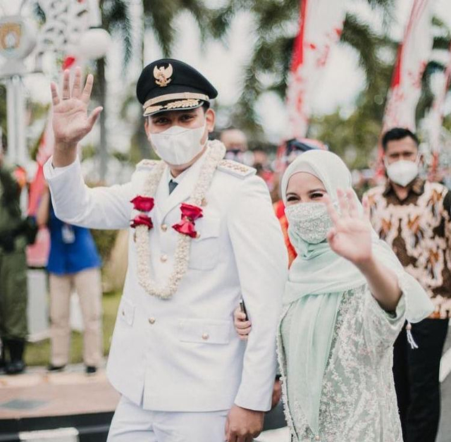 Chacha Frederica dan suami. Foto: Instagram @chafrederica