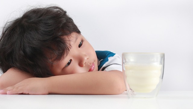 Ilustrasi balita tidak bisa minum susu. Foto: Shutter Stock