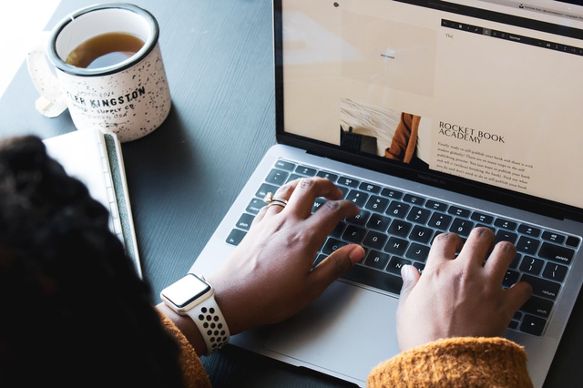 Menjalankan usaha sampingan online. Foto: dok. https://unsplash.com/
