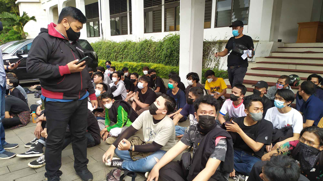 Sejumlah pemuda yang mengikuti aksi di Balai Kota Bandung diamankan
oleh polisi. Foto: Rachmadi Rasyad/kumparan