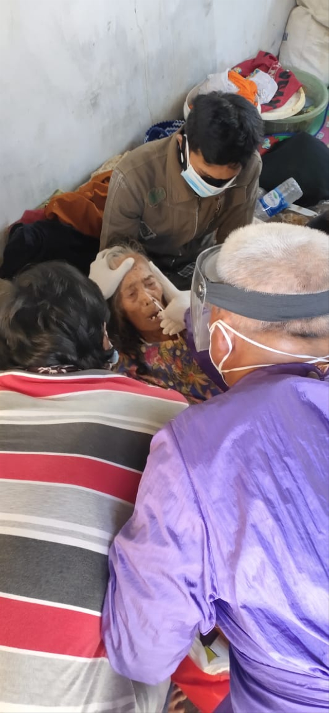 Surtiah (70 tahun) ibu yang peluk jasad anaknya selama tiga hari di Kecamatan Balongan, Kabupaten Indramayu, Jawa Barat menjalani tes swab oleh petugas Puskesmas Balongan. (Tomi Indra)