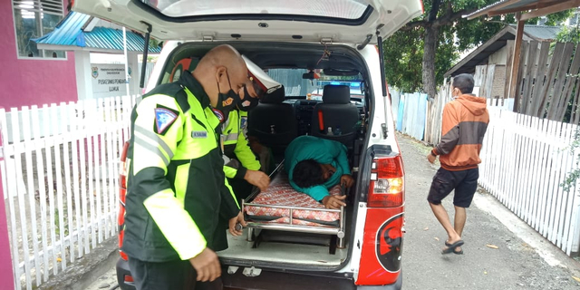 Anggota Satlantas Polres Banggai saat mengantar ibu hamil di Luwuk, Kabupaten Banggai, Sulteng untuk melahirkan, Rabu (21/7) pukul 14.20 WITA. [Foto: Istimewa]