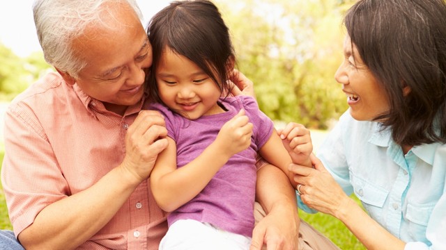 Ilustrasi kakek dan nenek bersama cucunya. Foto: Shutter Stock