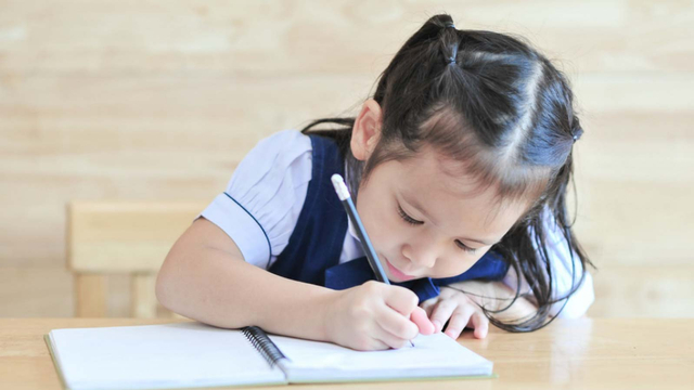 Ilustrasi anak belajar menulis. Foto: Shutter Stock