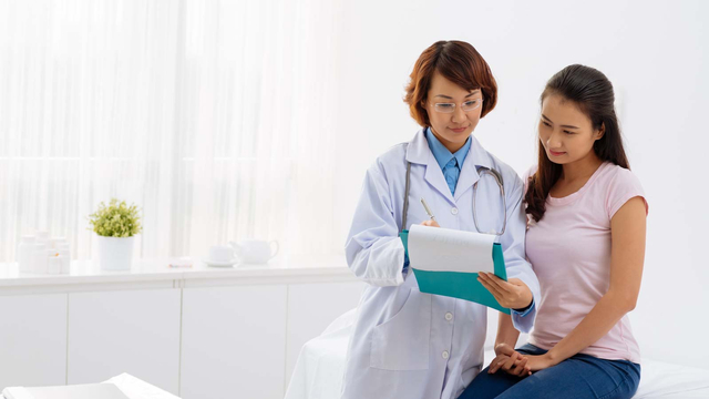 Ilustrasi perempuan konsultasi dengan dokter untuk prosedur egg freezing. Foto: Shutter Stock