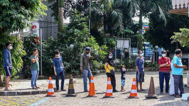 Warga antre untuk mengambil uang di ATM Bank DKI, Jakarta, Selasa (20/7/2021). Foto: Rivan Awal Lingga/ANTARA FOTO