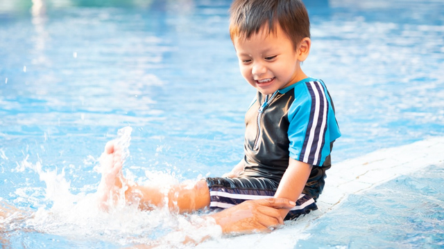 Ilustrasi anak balita laki-laki di kolam renang. Foto: Shutter Stock