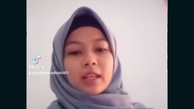 Mahasiswi UNP VR saat memberikan klarifikasi melalui video singkat yang diunggah diberbagai media sosial. Foto: screenshot gambar
