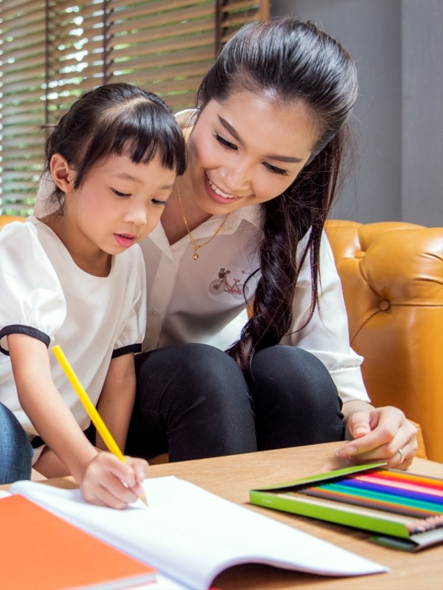Ilustrasi anak belajar ditemani ibu. Foto: Shutter Stock