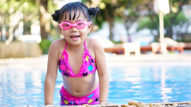 Ilustrasi anak berenang dengan kacamata. Foto: Shutter Stock