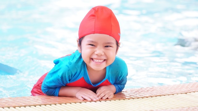 Ilustrasi anak berenang. Foto: Shutter Stock