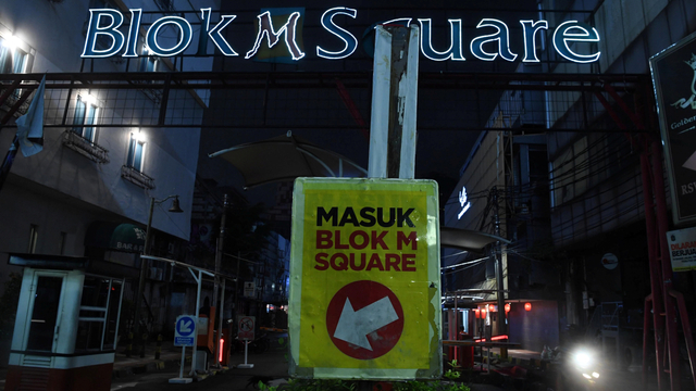 Seorang pengendara melintasi kawasan Blok M Square yang sepi saat pemberlakuan PPKM di kawasan Blok M Jakarta, Rabu (21/7/2021). Foto: Wahyu Putro A/ANTARA FOTO