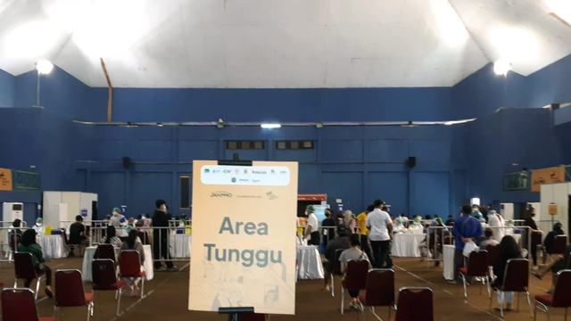 Sentra vaksinasi COVID-19 di Gedung Serbaguna GOR Cendrawasih, Cengkareng, Jakarta Barat.  Foto: Jakpro