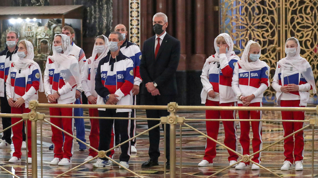 Atlet Olimpiade Rusia menghadiri kebaktian doa tradisional menjelang keberangkatan tim untuk Olimpiade Tokyo 2020 di Moskow, Rusia, (30/6). Foto: Evgenia Novozhenina/REUTERS