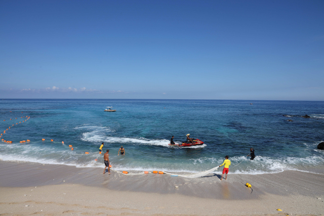 Suasana di Pulau Reunion yang larang turis berenang karena banyak hiu ganas. Foto: Richard Bouhet/AFP