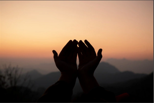Melaksanakan doa yang diajarkan Nabi Khidir. https://www.freepik.com/