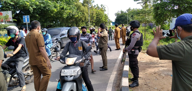 Aktifitas petugas saat menyekat di beberapa titik wilayah Batam Center hingga Sagulung dan Batu Aji. Foto: Zalfirega/kepripedia.com