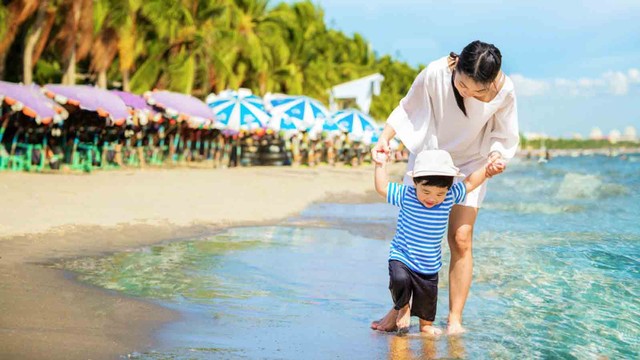 Ilustrasi ibu dan bayi di pantai. Foto: Shutterstock