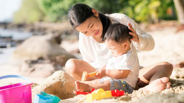 Sensory Play di Pantai untuk Bayi, Aman Nggak Sih? Foto: Shutterstock