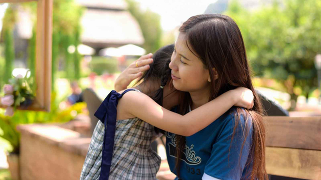 Ilustrasi Ibu peluk anak. Foto: Shutter Stock