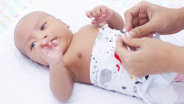 Ilustrasi mengganti popok. Foto: Shutter Stock