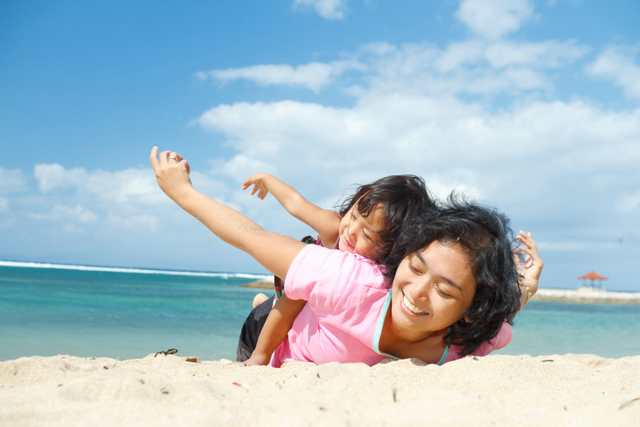 Ilustrasi ibu dampingi tumbuh kembang anak. Foto: Shutterstock